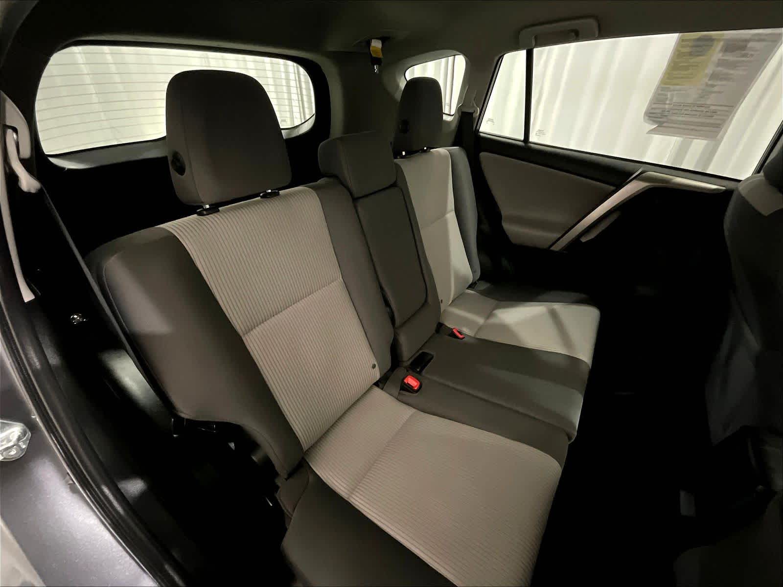 2015 Toyota RAV4 LE - Photo 16