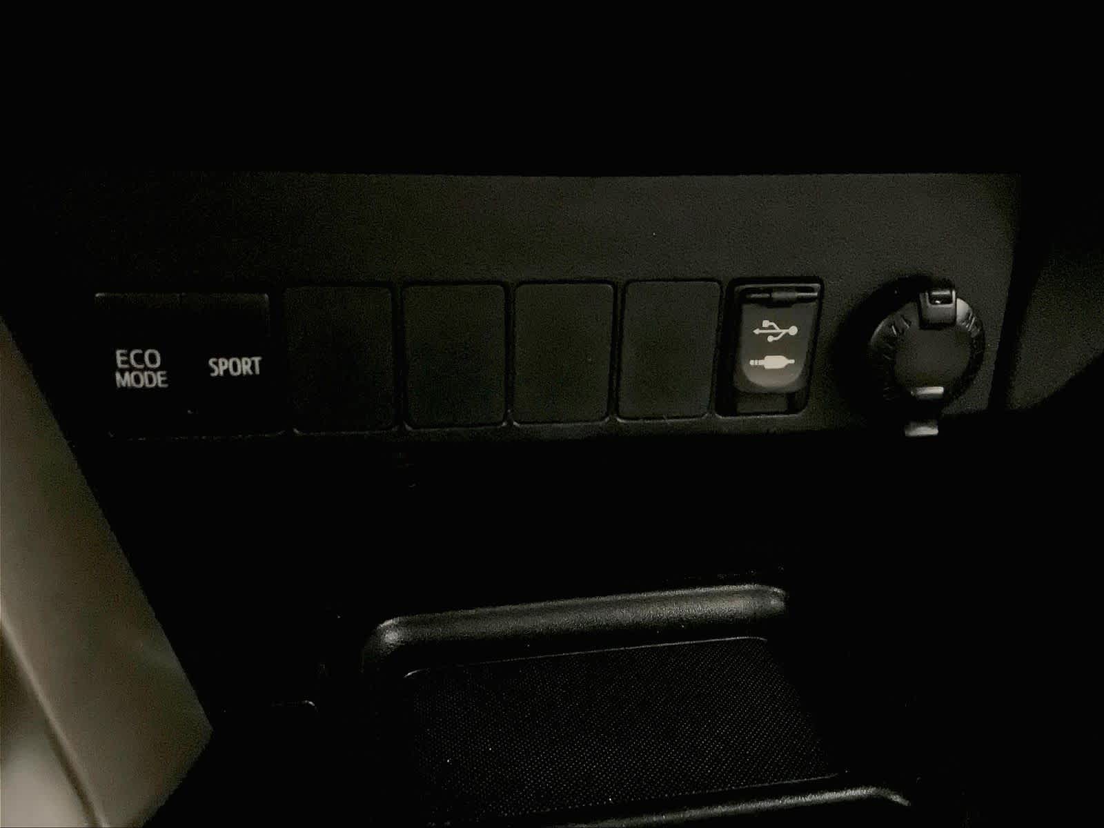 2015 Toyota RAV4 LE - Photo 26