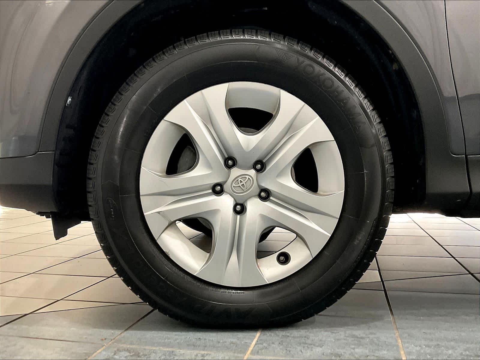 2015 Toyota RAV4 LE - Photo 7