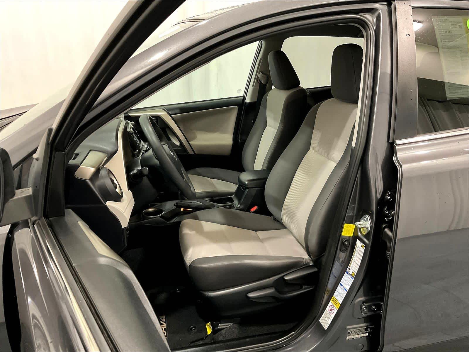 2015 Toyota RAV4 LE - Photo 10