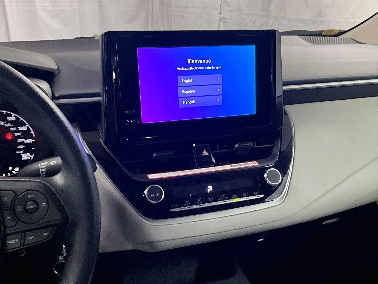 2025 Toyota Corolla LE - Photo 13