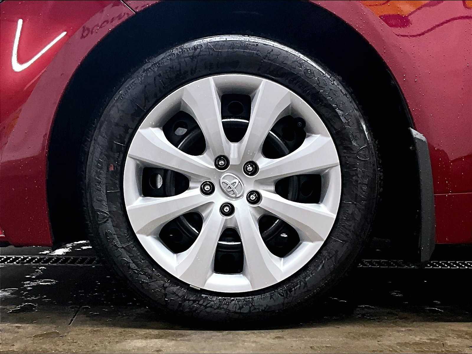 2025 Toyota Corolla LE - Photo 8