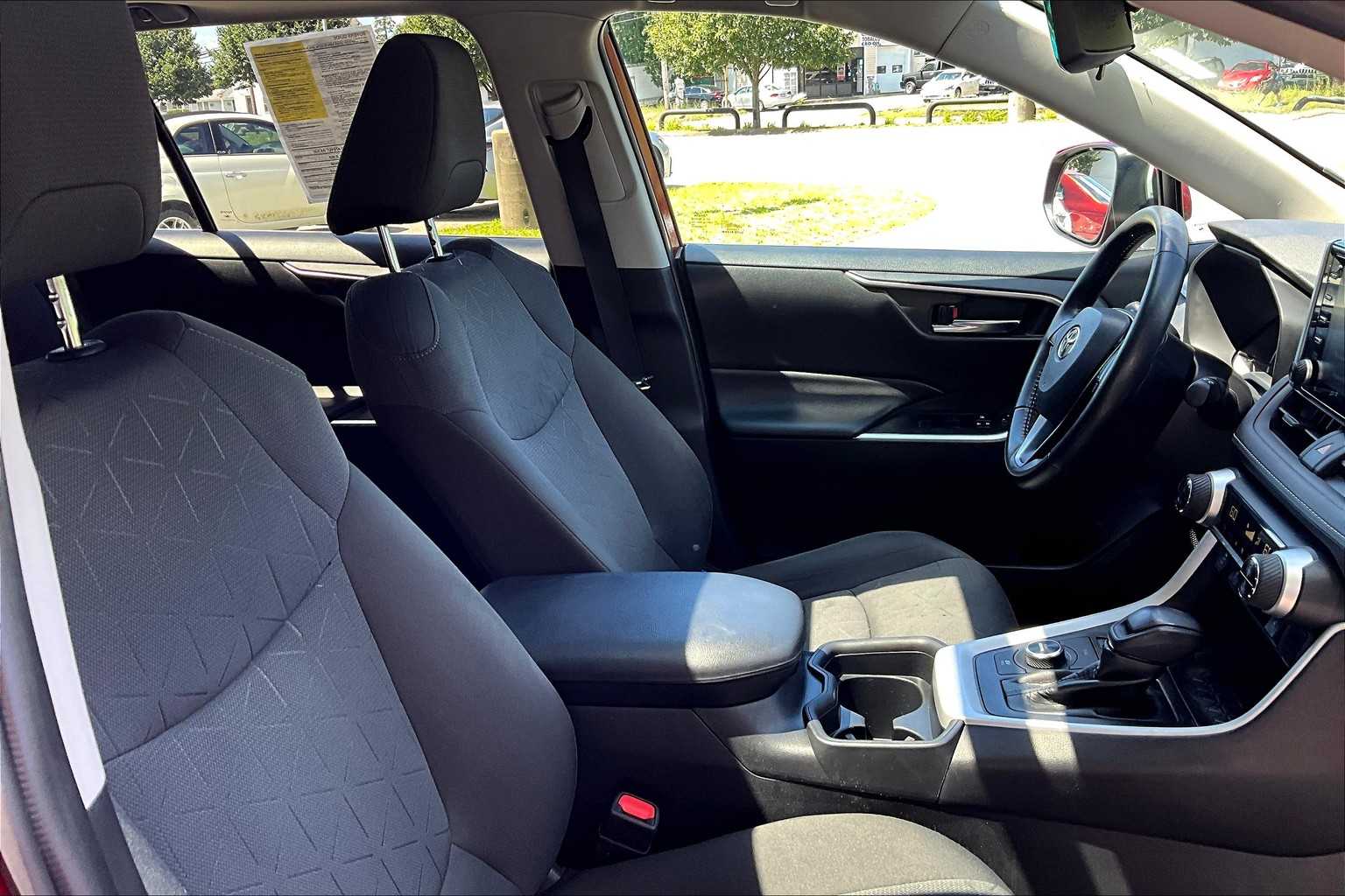 2021 Toyota RAV4 Hybrid XLE - Photo 11