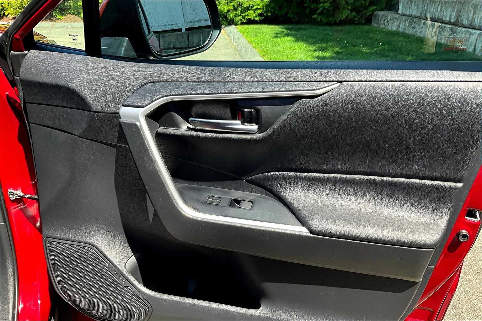 2021 Toyota RAV4 Hybrid XLE - Photo 12