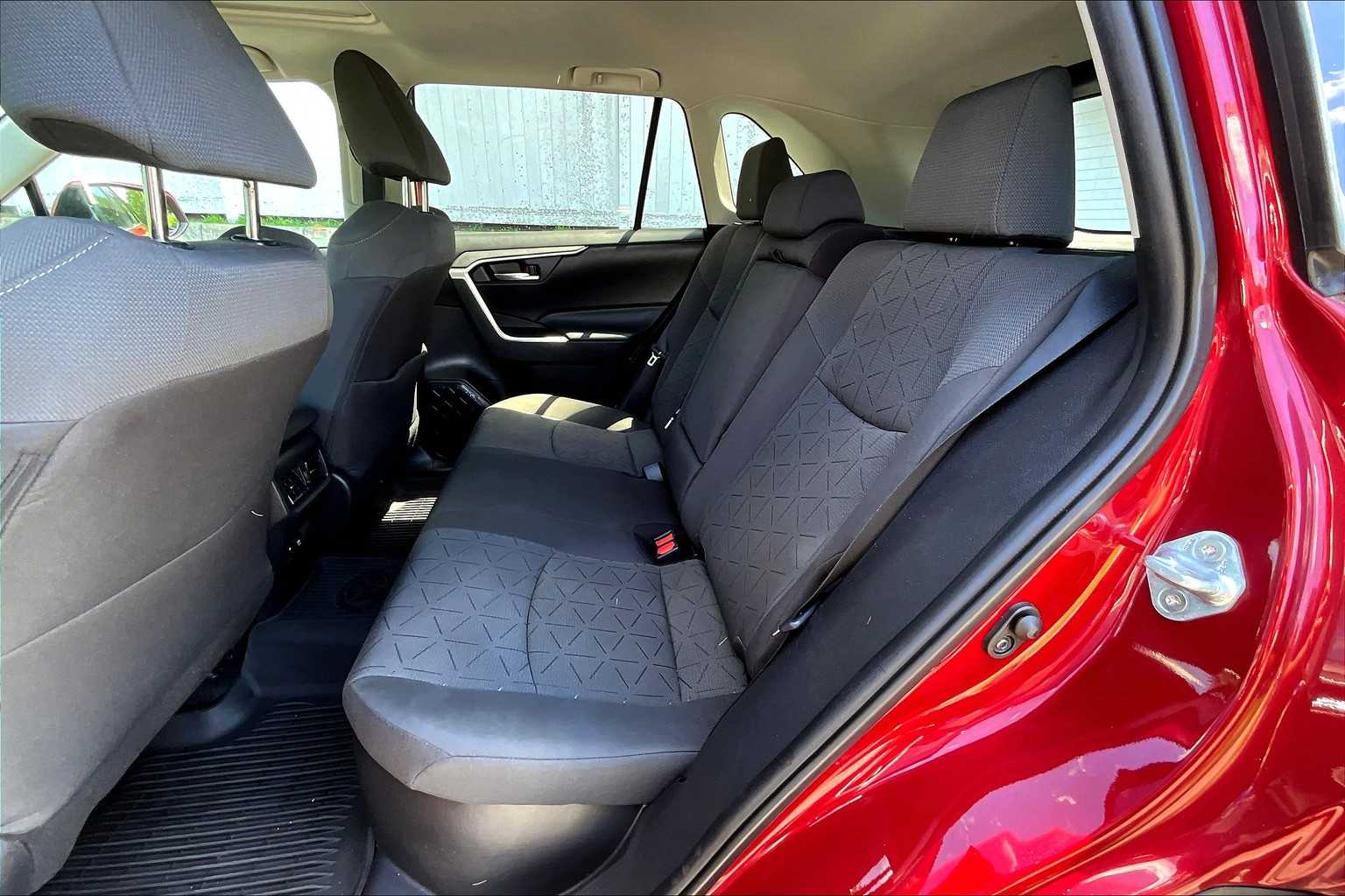 2021 Toyota RAV4 Hybrid XLE - Photo 15