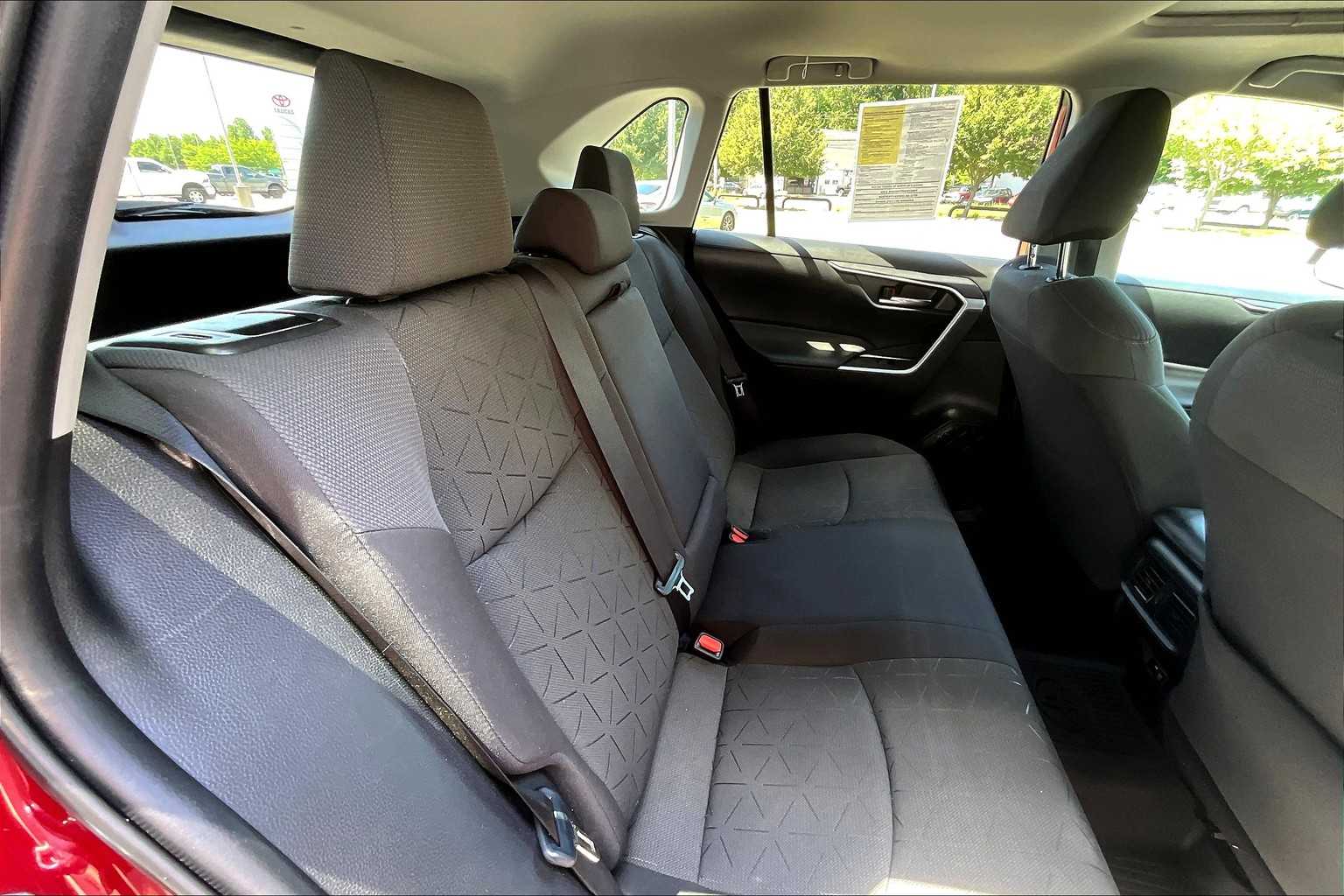 2021 Toyota RAV4 Hybrid XLE - Photo 16