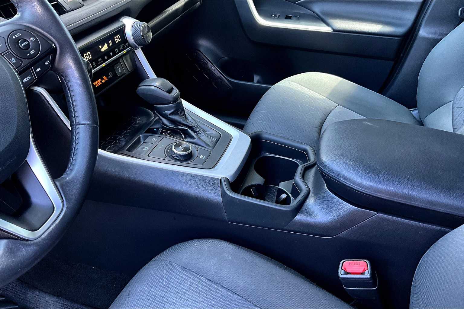 2021 Toyota RAV4 Hybrid XLE - Photo 20