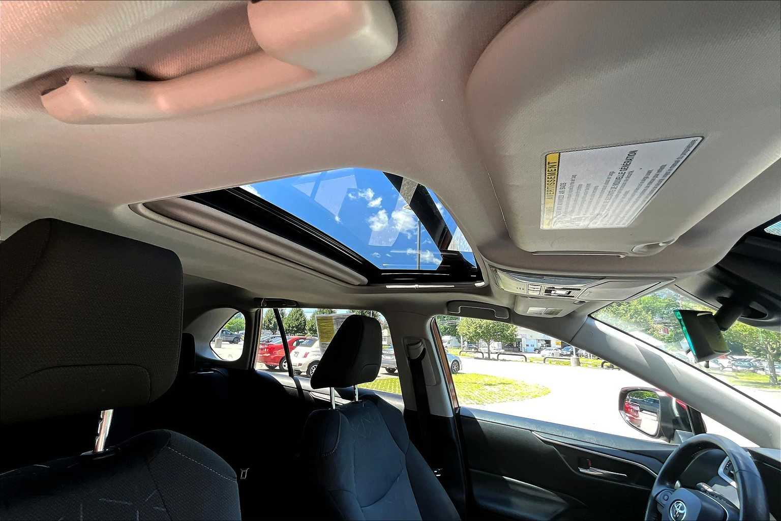 2021 Toyota RAV4 Hybrid XLE - Photo 22