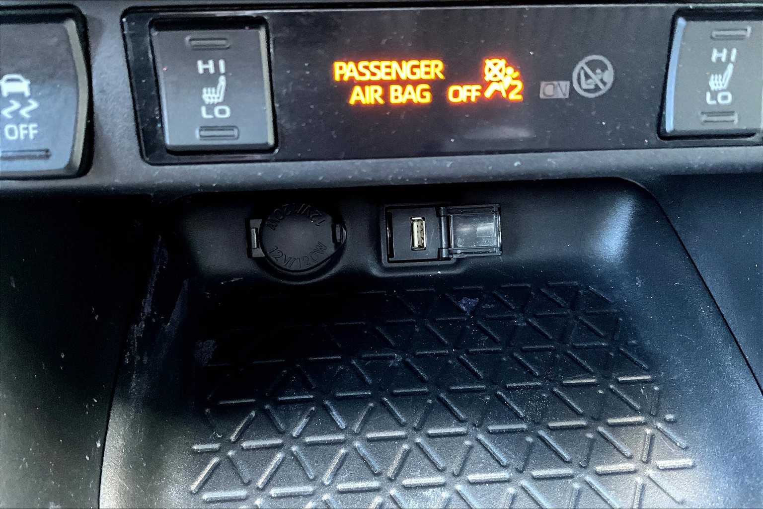 2021 Toyota RAV4 Hybrid XLE - Photo 26