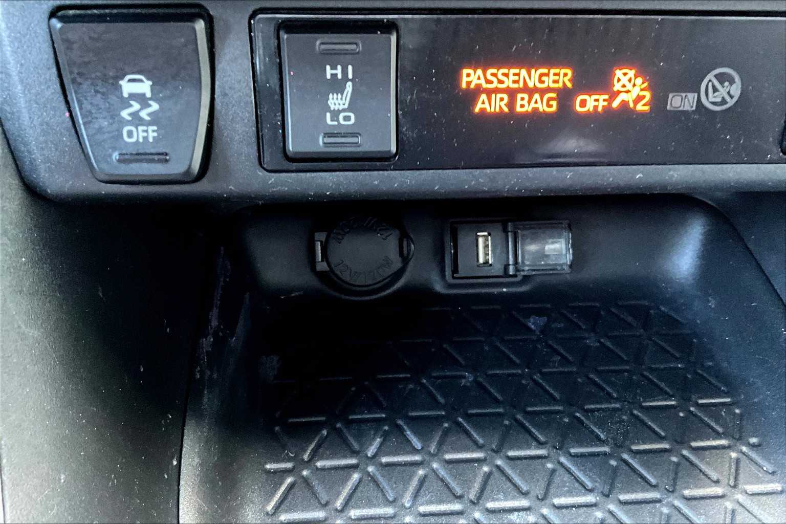 2021 Toyota RAV4 Hybrid XLE - Photo 27