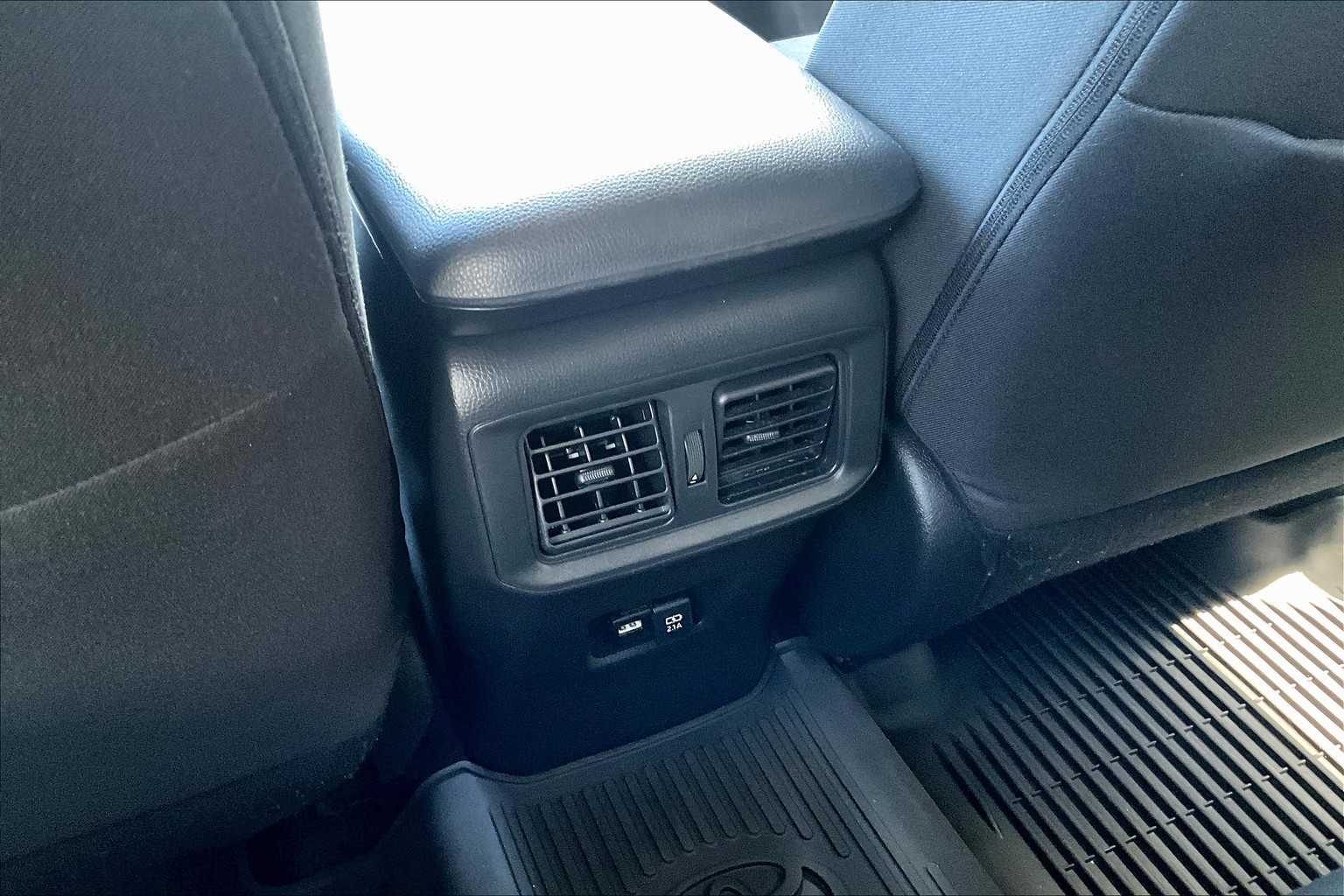 2021 Toyota RAV4 Hybrid XLE - Photo 28