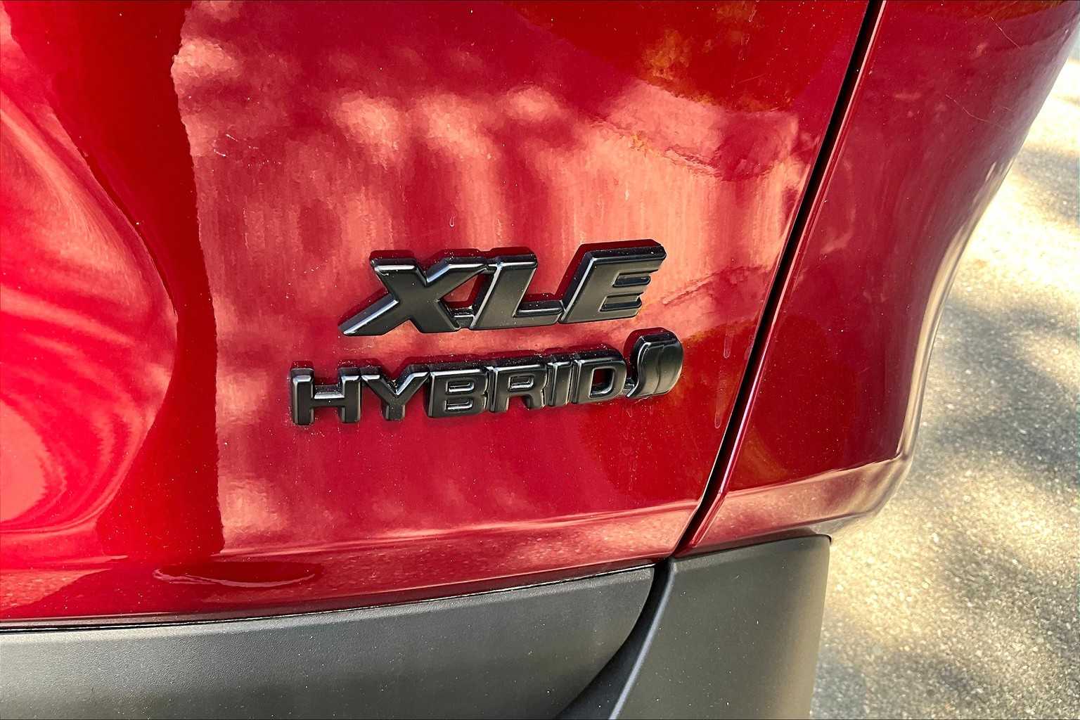 2021 Toyota RAV4 Hybrid XLE - Photo 29