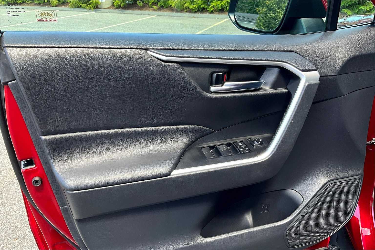 2021 Toyota RAV4 Hybrid XLE - Photo 9