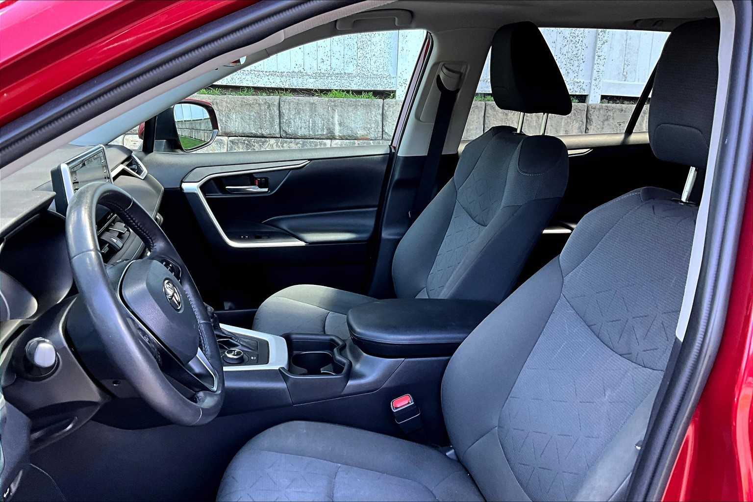 2021 Toyota RAV4 Hybrid XLE - Photo 10