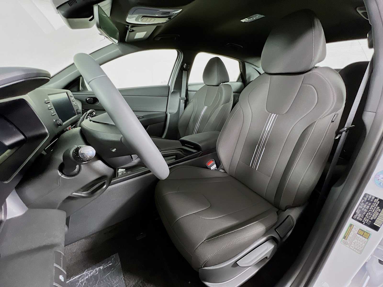 2025 Hyundai Elantra SEL Sport - Photo 12