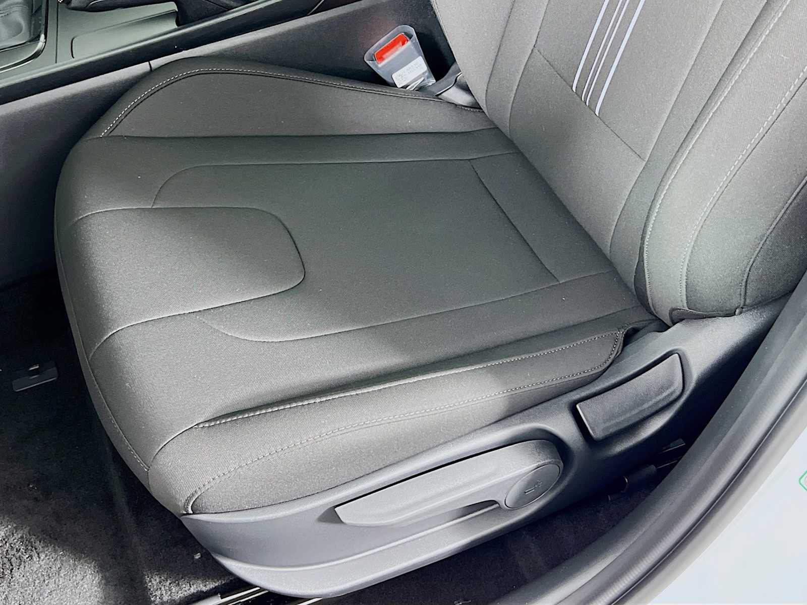 2025 Hyundai Elantra SEL Sport - Photo 16