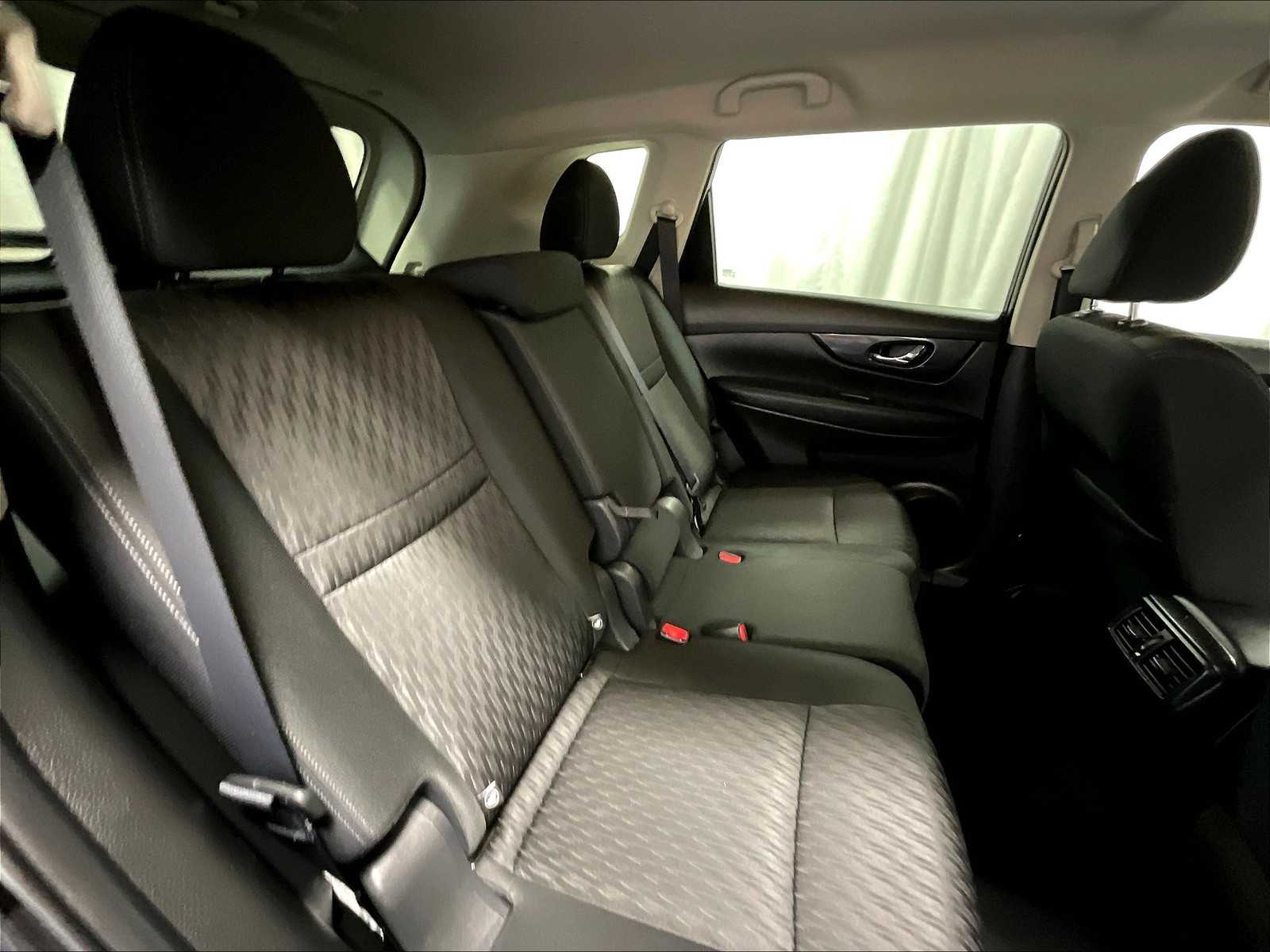 2019 Nissan Rogue SV - Photo 16