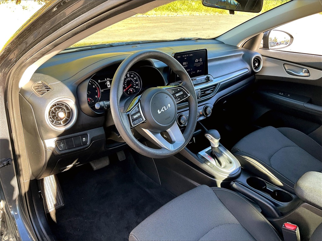 2023 Kia Forte LXS - Photo 8