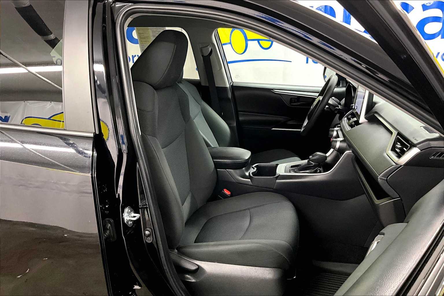 2024 Toyota RAV4 LE - Photo 11