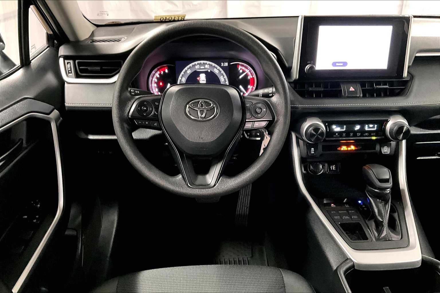 2024 Toyota RAV4 LE - Photo 17