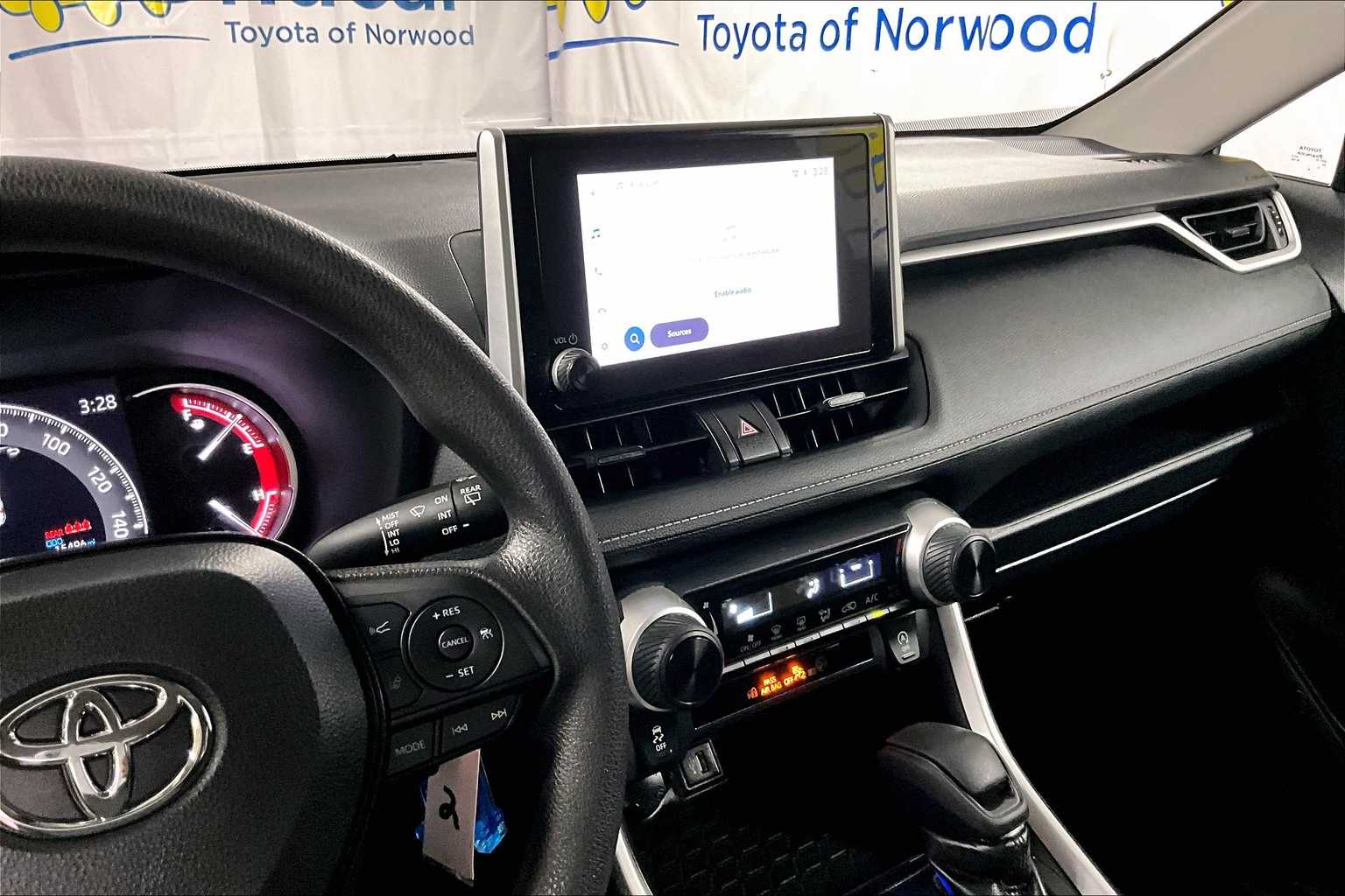 2024 Toyota RAV4 LE - Photo 18