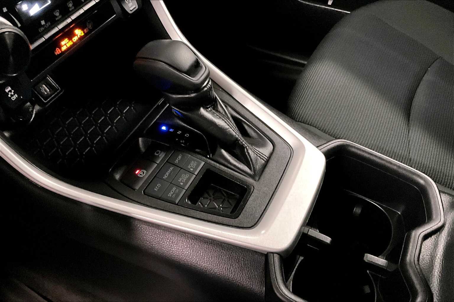 2024 Toyota RAV4 LE - Photo 20
