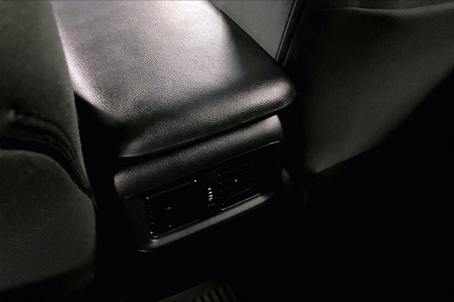 2024 Toyota RAV4 LE - Photo 27