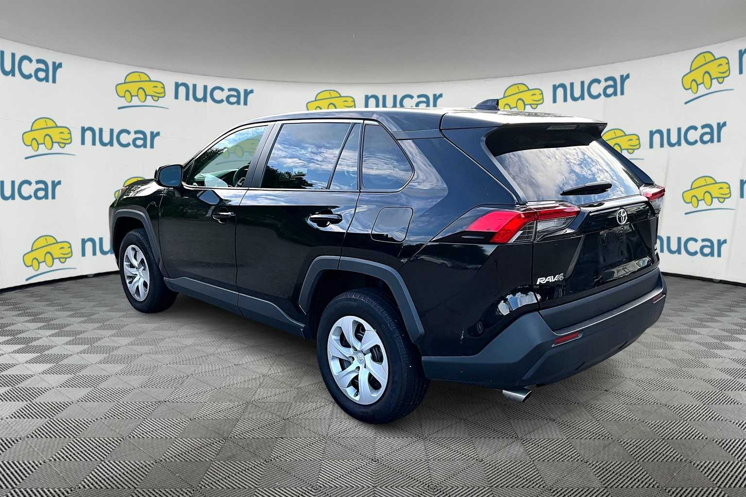 2024 Toyota RAV4 LE - Photo 3