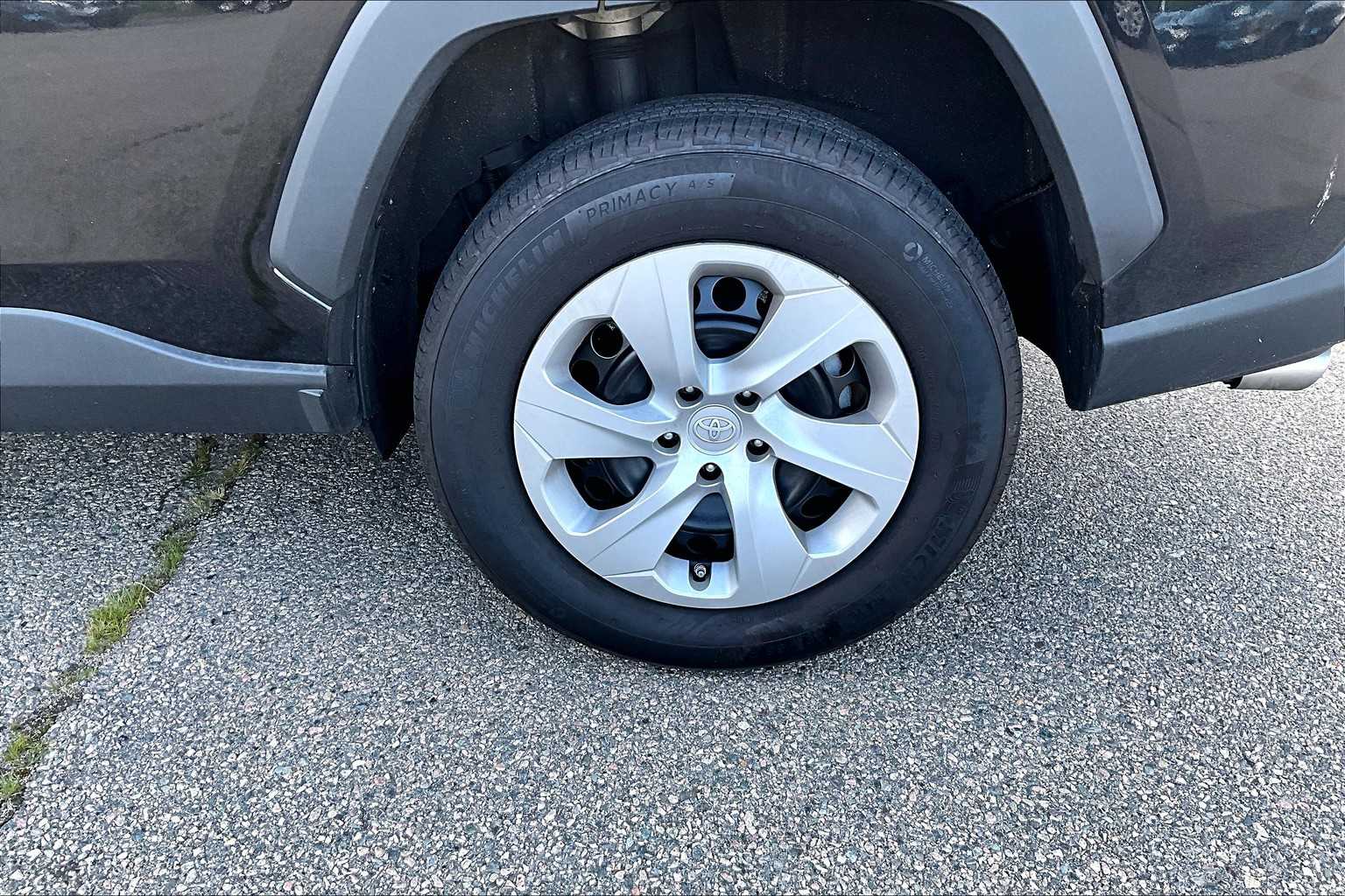2024 Toyota RAV4 LE - Photo 4