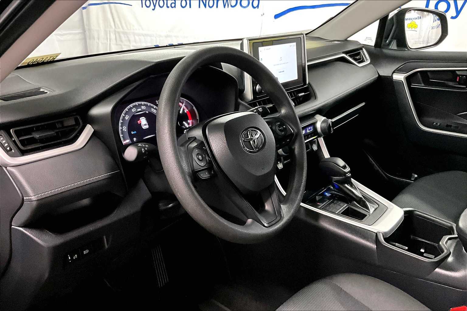 2024 Toyota RAV4 LE - Photo 8