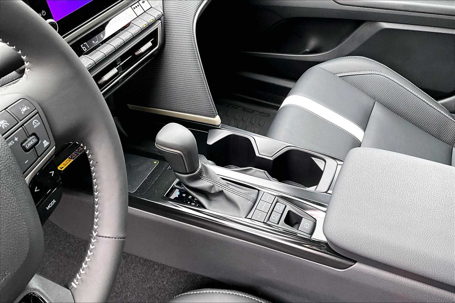 2025 Toyota Camry SE - Photo 14