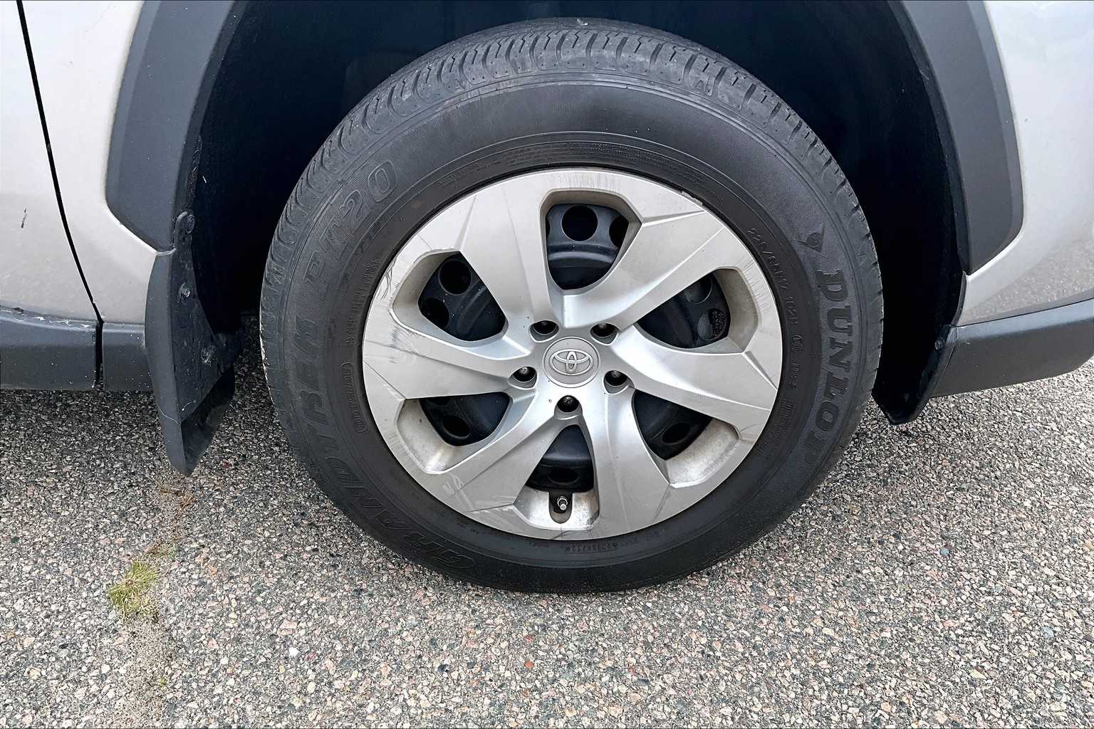 2022 Toyota RAV4 LE - Photo 4
