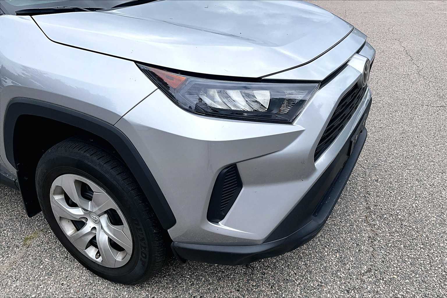 2022 Toyota RAV4 LE - Photo 5