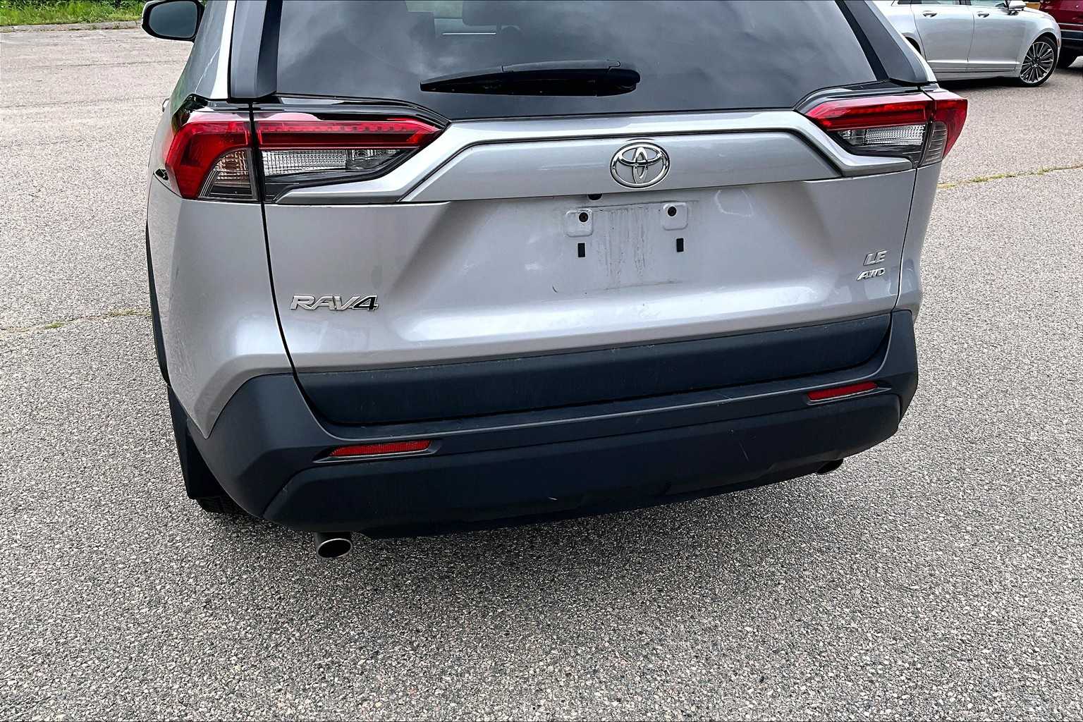 2022 Toyota RAV4 LE - Photo 7