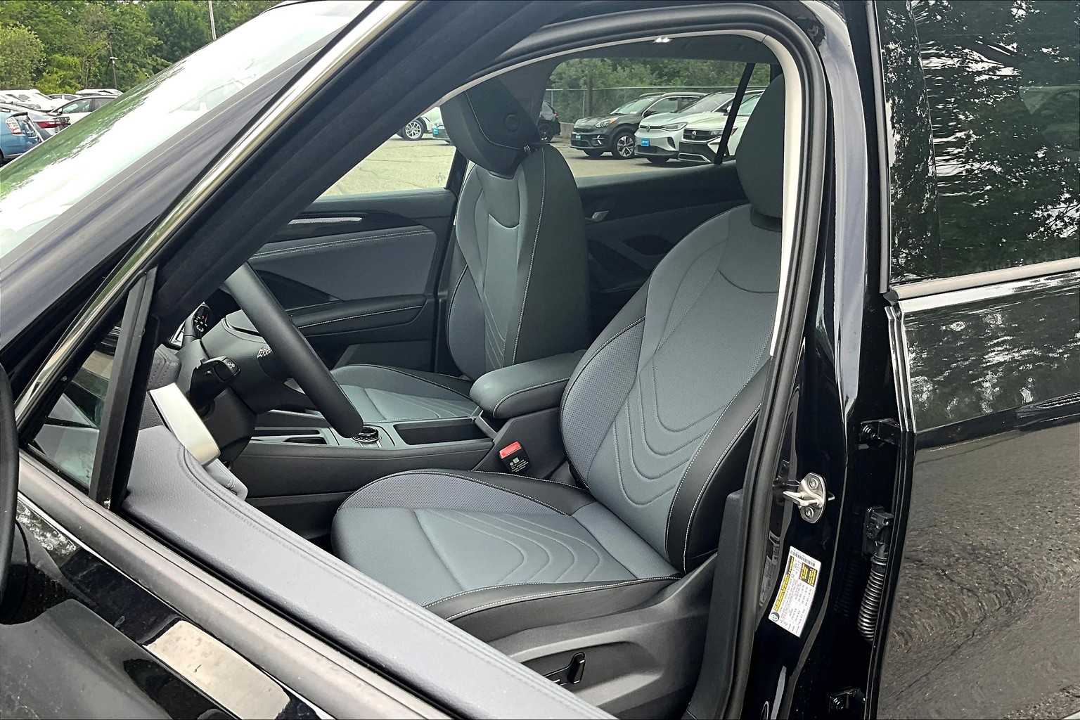 2025 Volkswagen Tiguan SE - Photo 11