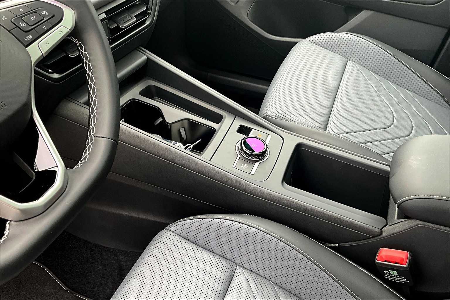 2025 Volkswagen Tiguan SE - Photo 14