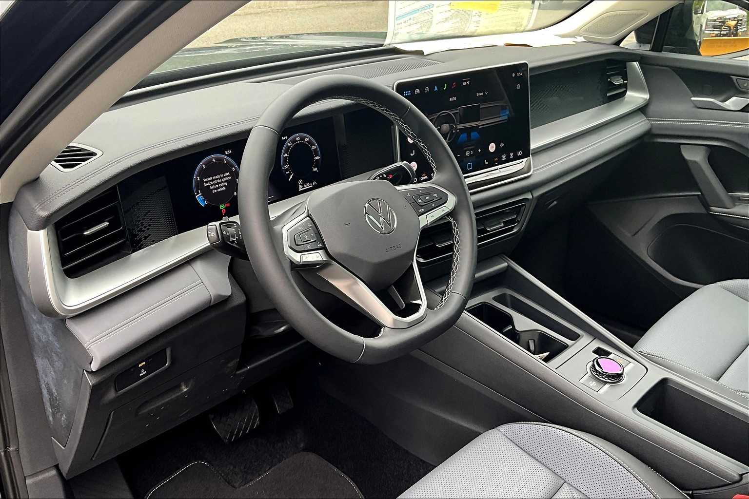 2025 Volkswagen Tiguan SE - Photo 9