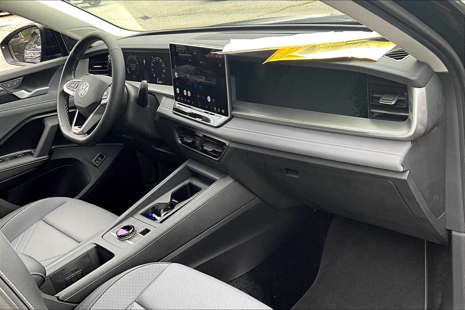 2025 Volkswagen Tiguan SE - Photo 10