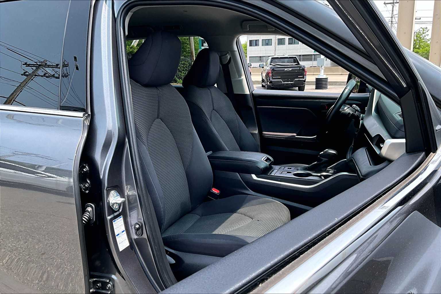 2022 Toyota Highlander LE - Photo 11