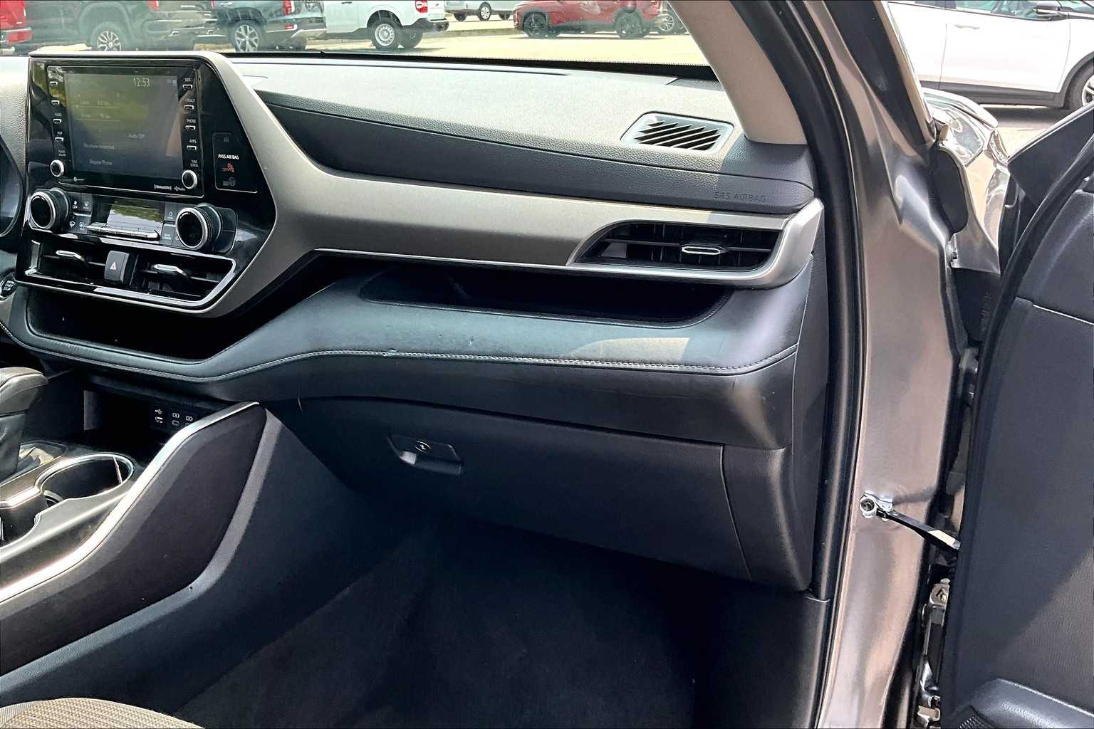 2022 Toyota Highlander LE - Photo 13