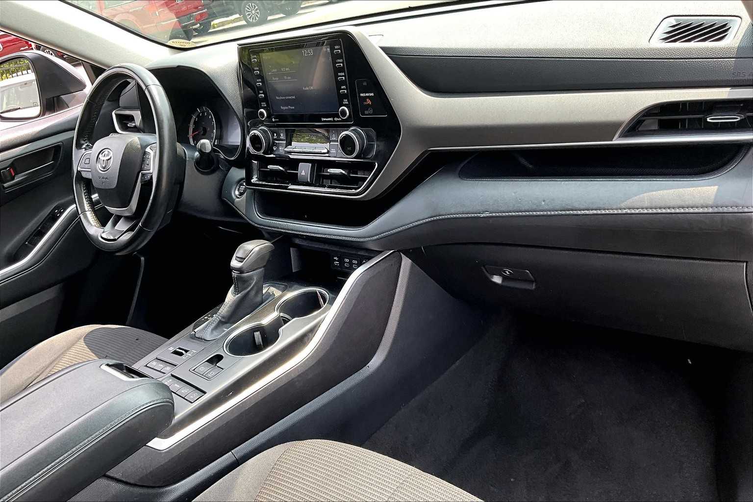 2022 Toyota Highlander LE - Photo 14