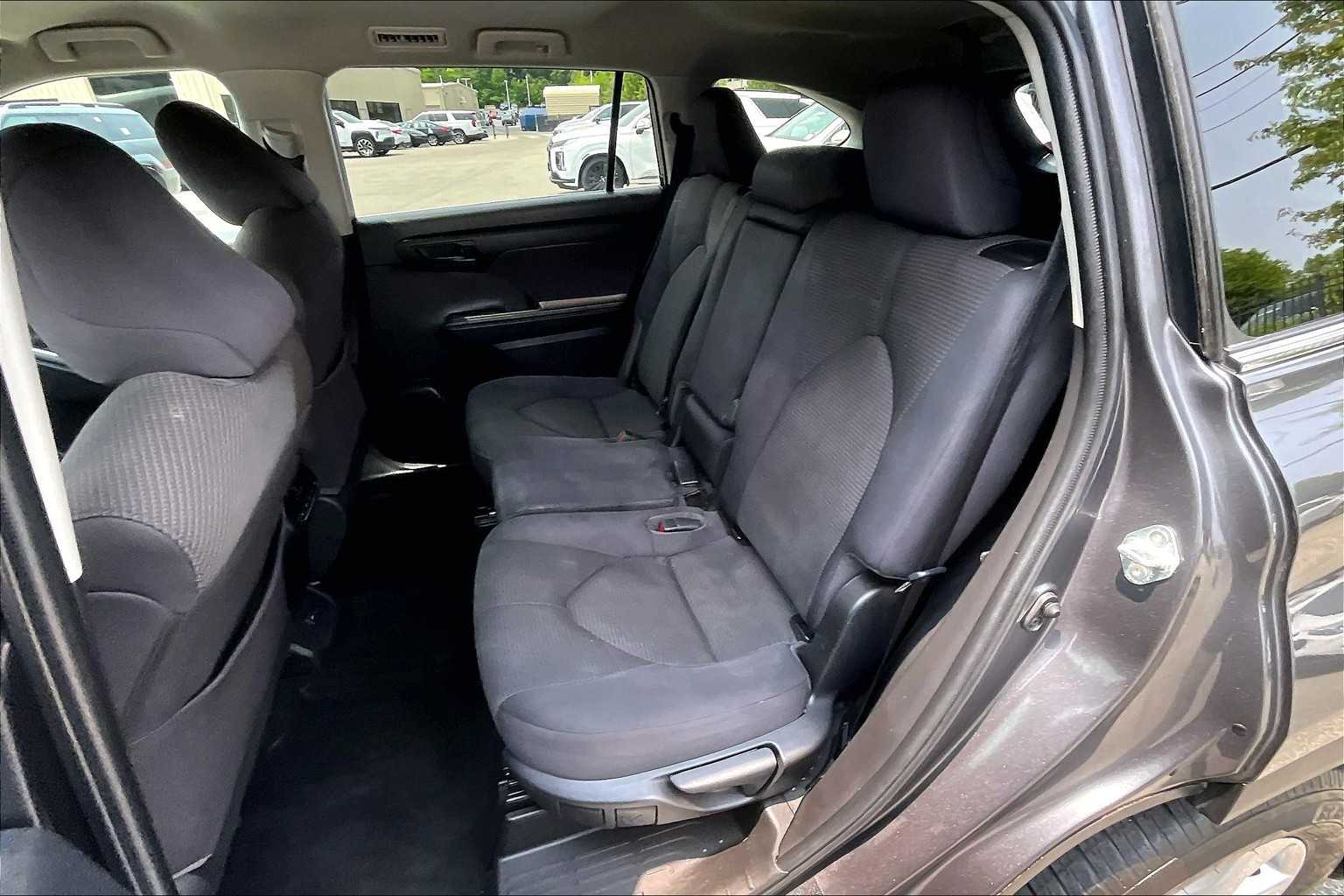 2022 Toyota Highlander LE - Photo 15