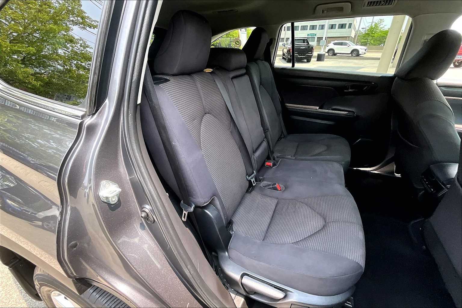 2022 Toyota Highlander LE - Photo 16