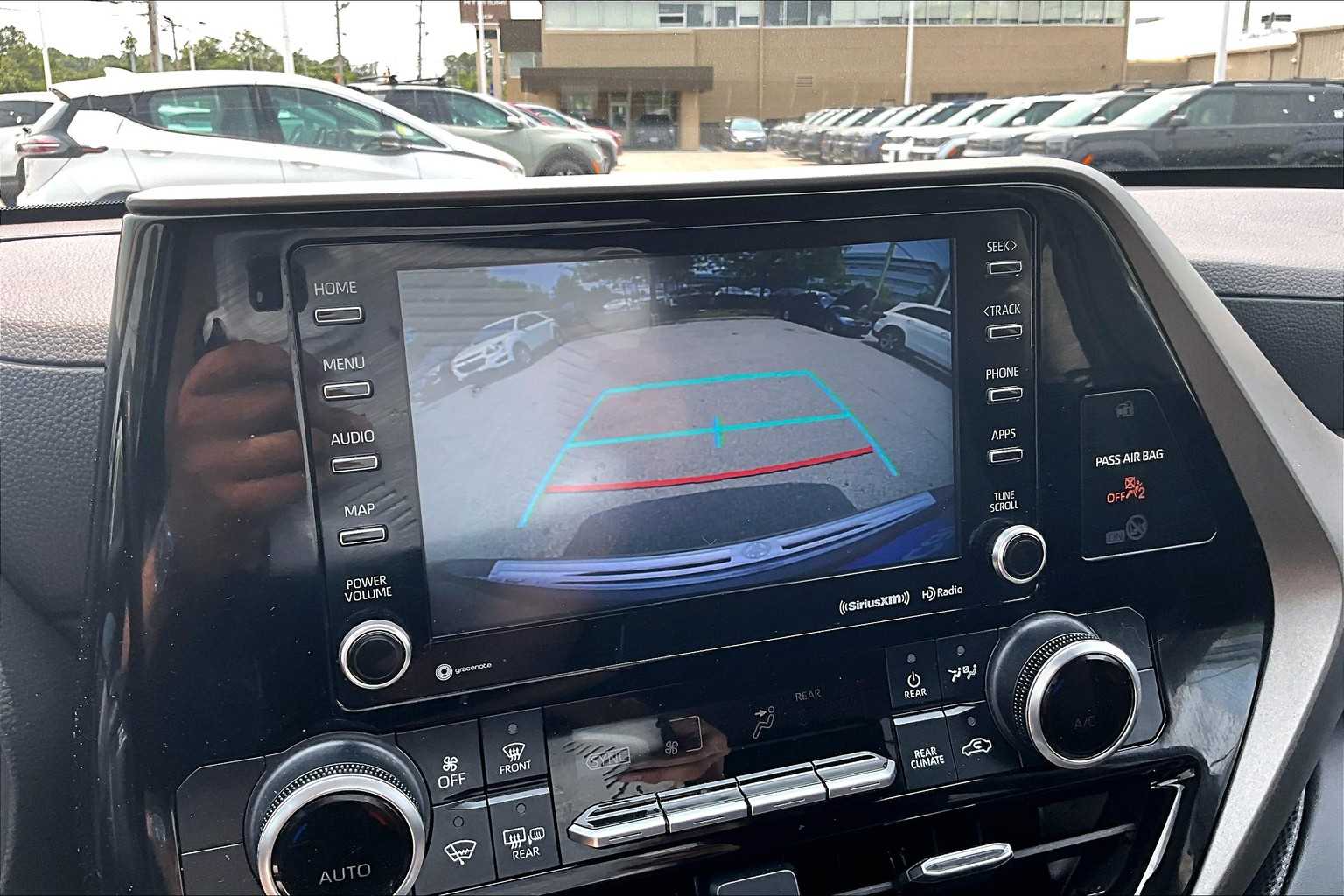 2022 Toyota Highlander LE - Photo 19