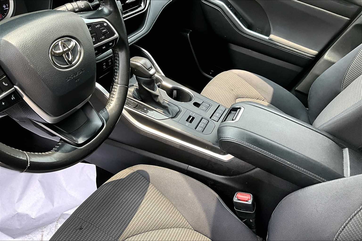 2022 Toyota Highlander LE - Photo 20