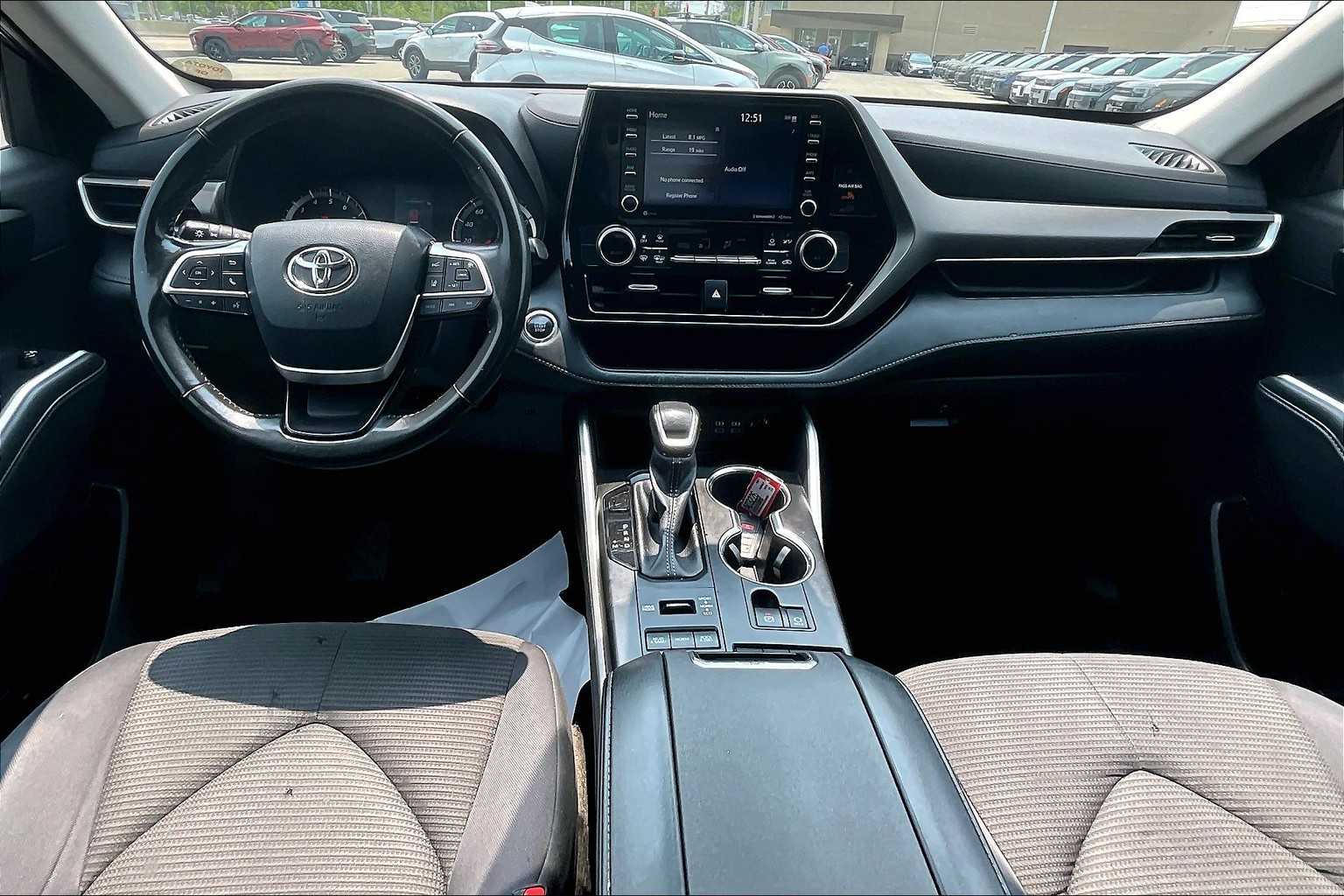 2022 Toyota Highlander LE - Photo 21