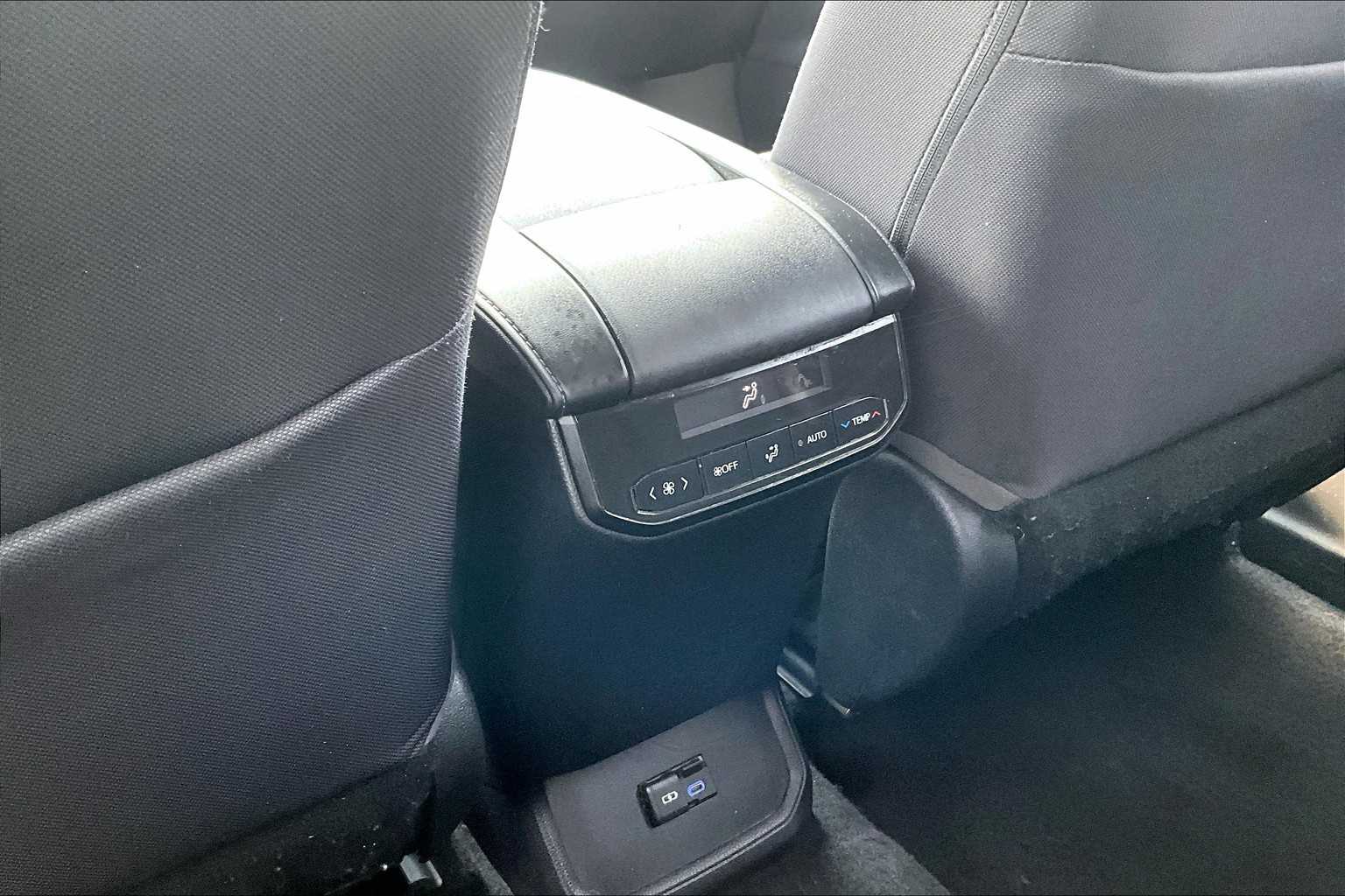 2022 Toyota Highlander LE - Photo 25
