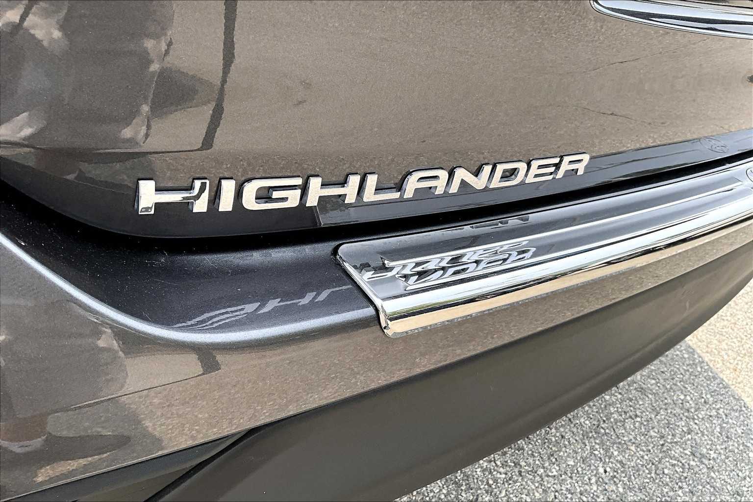 2022 Toyota Highlander LE - Photo 26