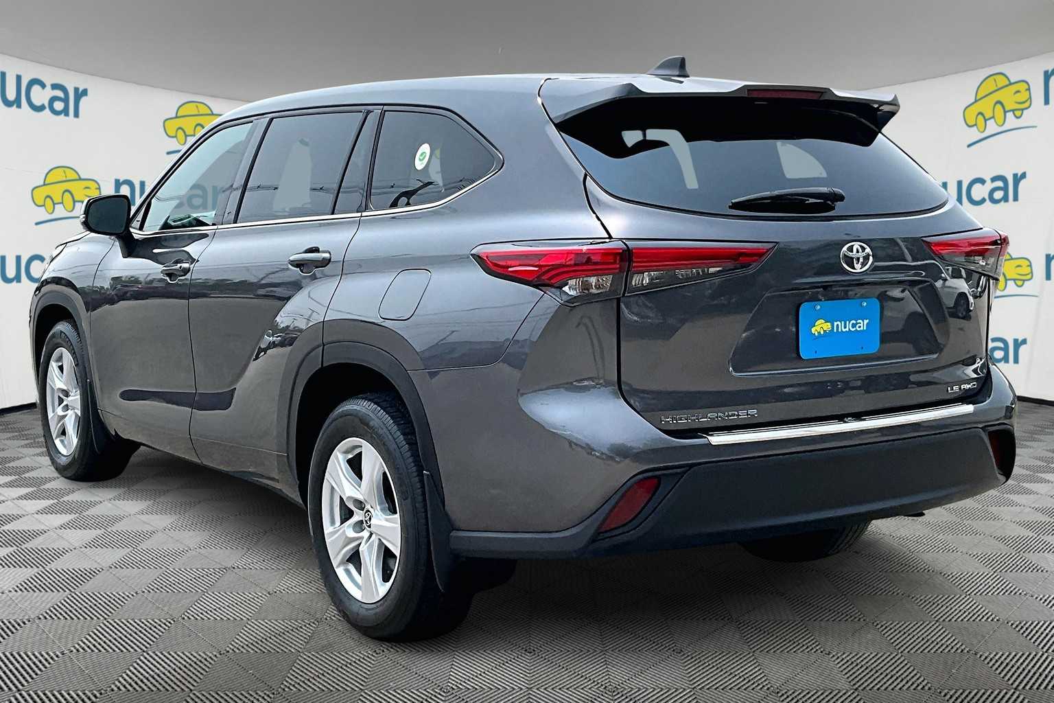 2022 Toyota Highlander LE - Photo 4