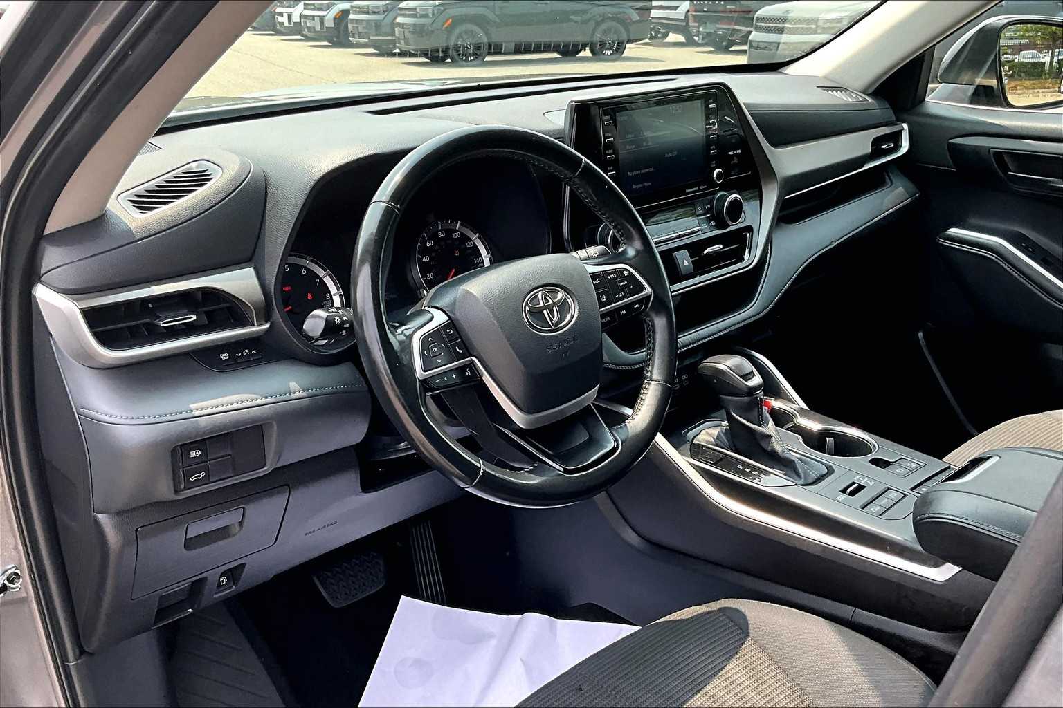 2022 Toyota Highlander LE - Photo 8